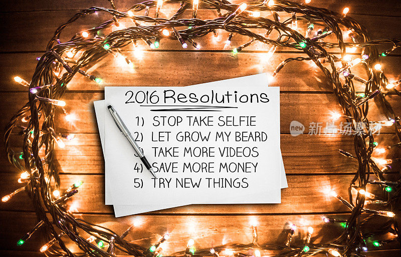 2016年新年决心写在挂着圣诞彩灯的木板上