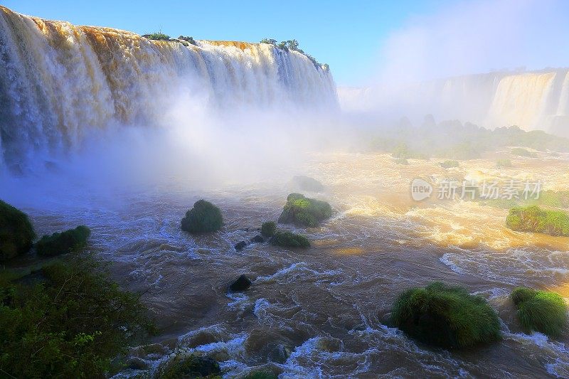 令人印象深刻的伊瓜苏瀑布景观，巴西阿根廷边境，南美
