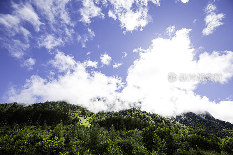 云中阿尔卑斯山山脉的全景