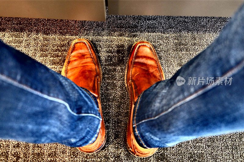 蓝色牛仔裤和棕色鞋子