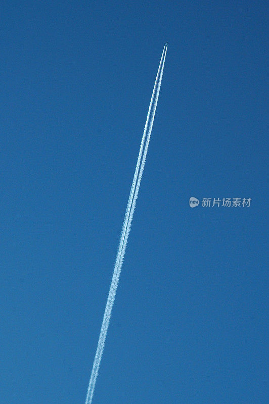 飞机创建一个蒸汽踪迹