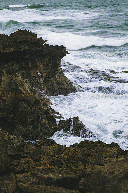 海浪拍打