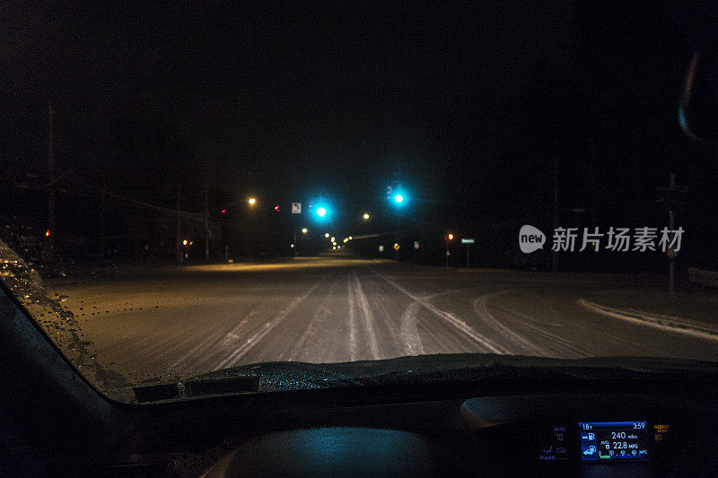 夜间车司机POV接近冬季道路交叉口绿灯