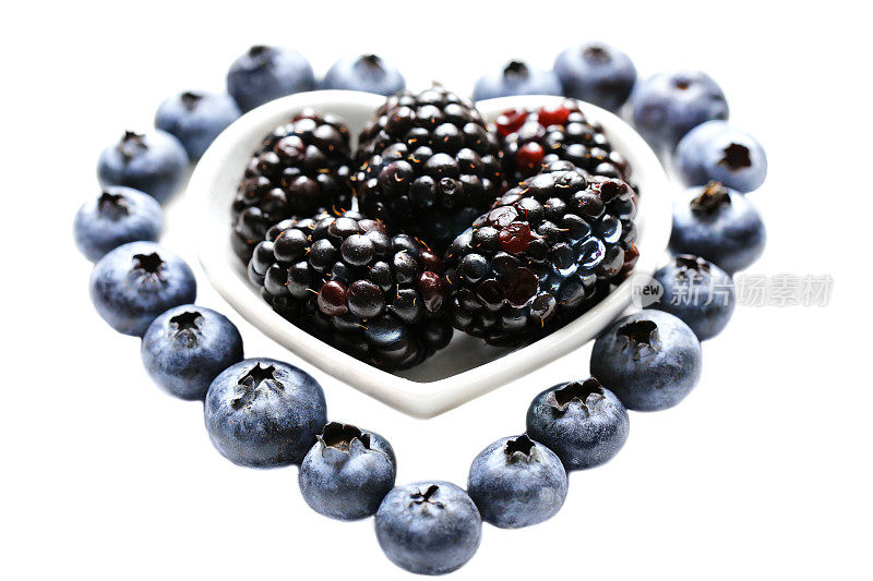 浆果:黑莓，蓝莓，白木背景