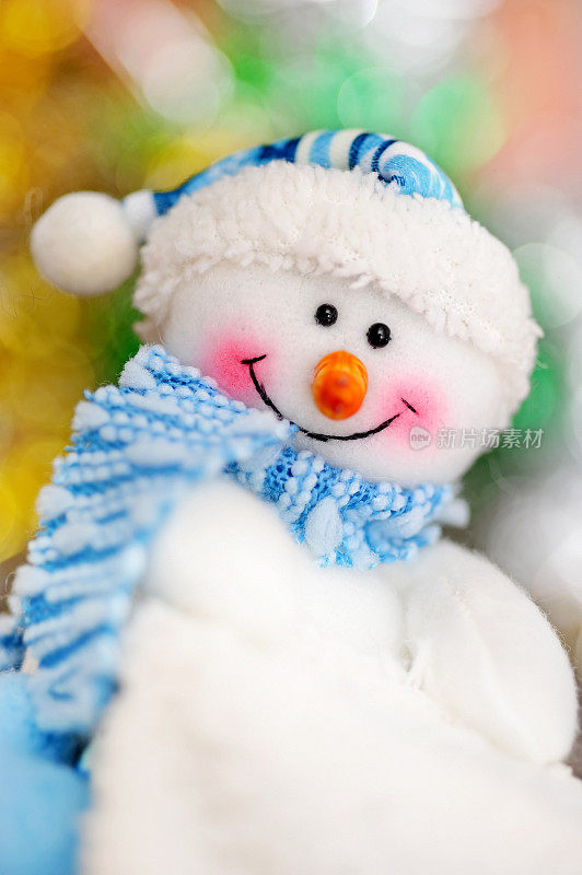 圣诞雪人的笑脸和蓝围巾