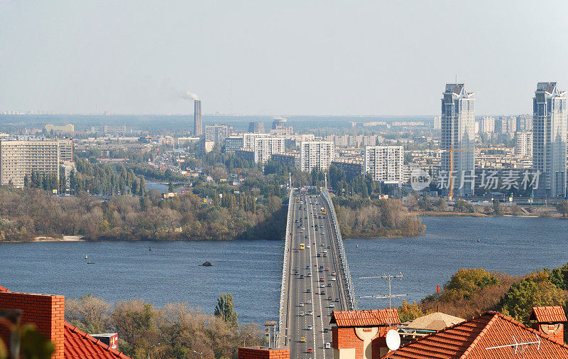 城市景观与横跨宽阔的第聂伯河的桥梁