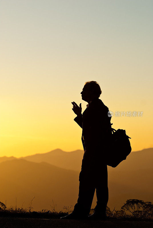 一个吸烟的成年单身男子的剪影