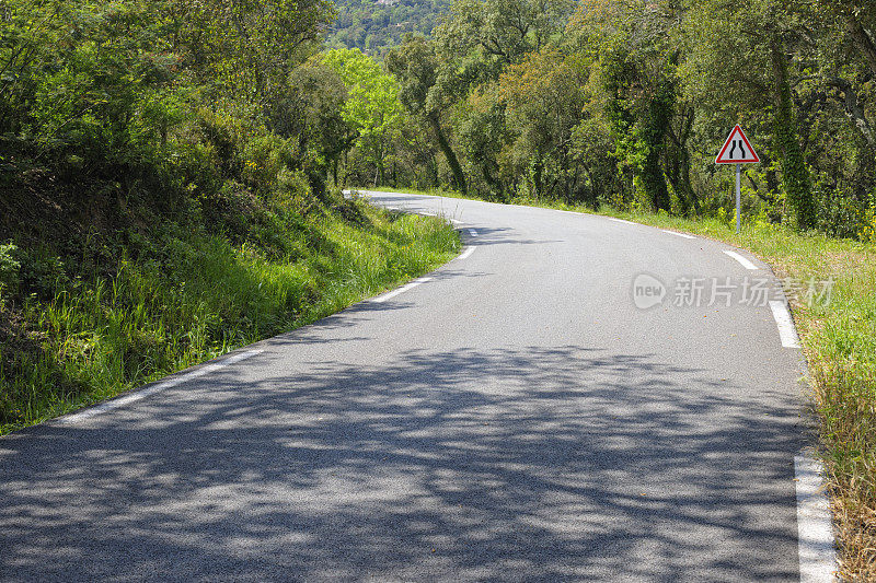 法国的单车道乡村公路，越来越窄到林地