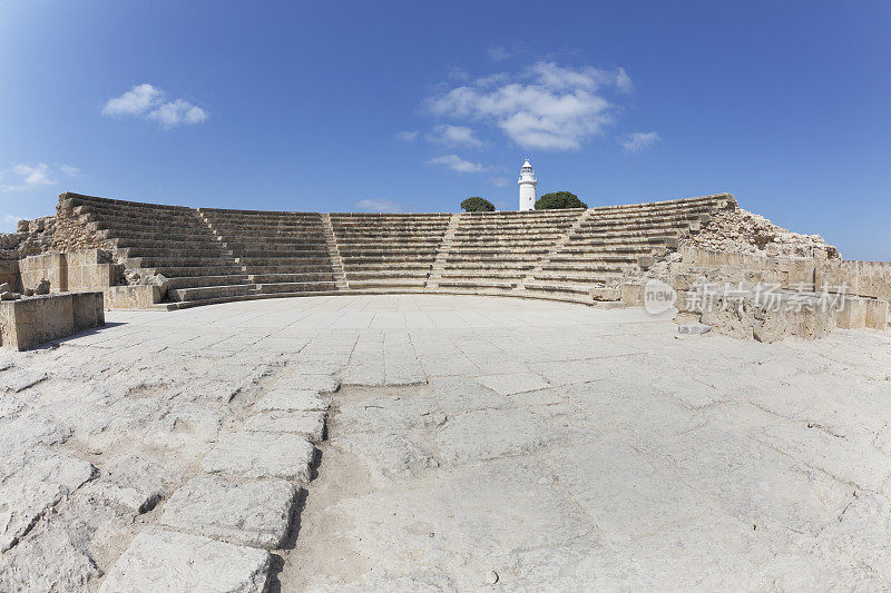 帕福斯白色灯塔后面的圆形剧场对抗蓝天塞浦路斯