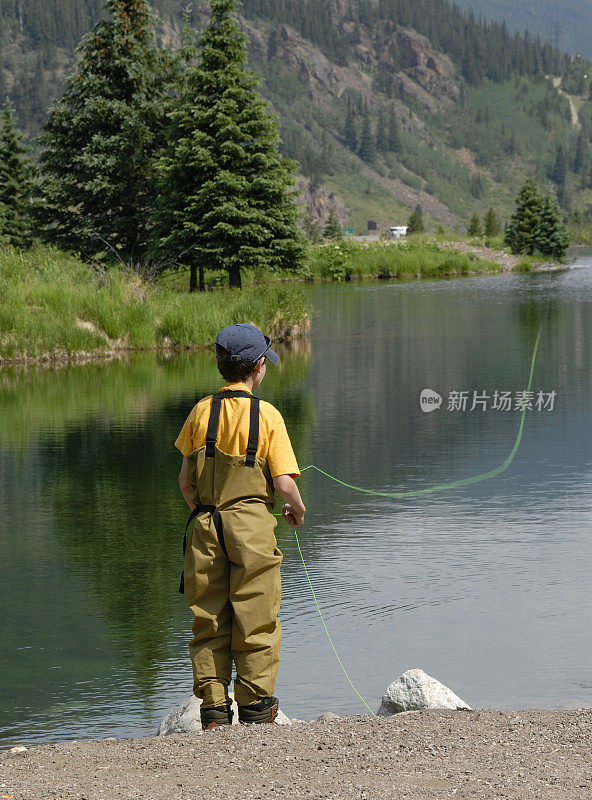 小男孩飞钓