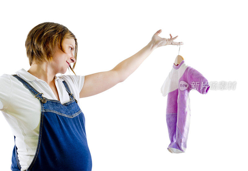 年轻孕妇和她未来宝宝的衣服