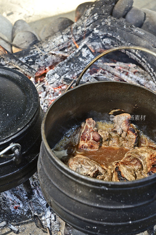 南非传统potjie中的肉类烹饪