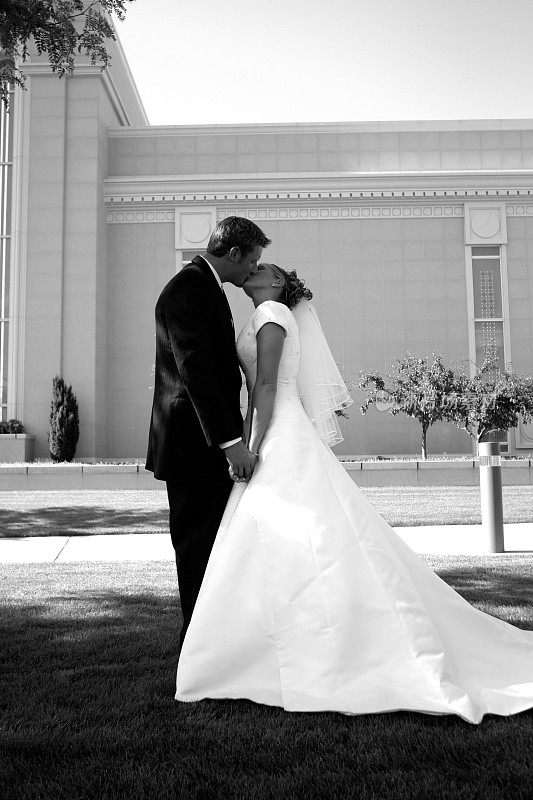 黑白的新娘和新郎接吻