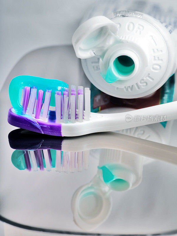 牙刷和牙膏放在小镜子上