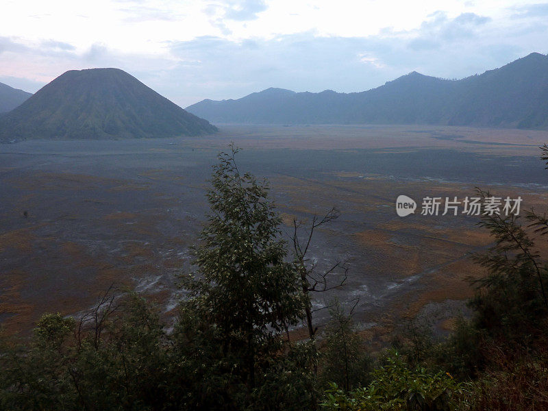 日落时的布罗莫火山口，东爪哇-印度尼西亚