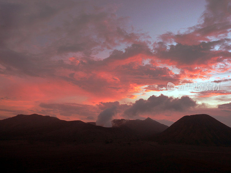 日落时的布罗莫火山口，东爪哇-印度尼西亚