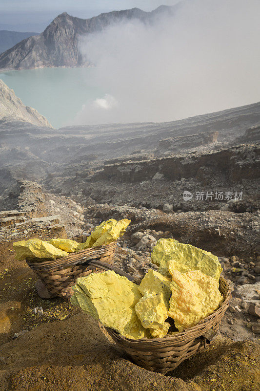 印度尼西亚卡瓦伊真火山中含有黄硫的篮子