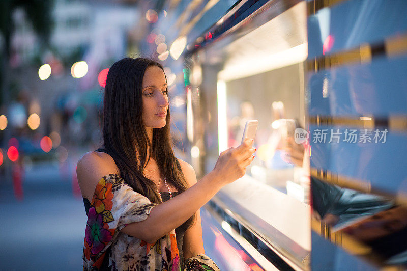 一个女人在商店里给商品拍照