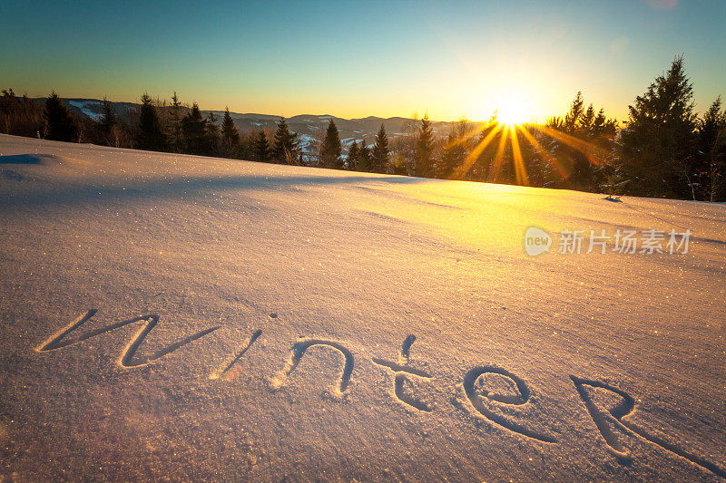 “winter”这个词写在雪地上