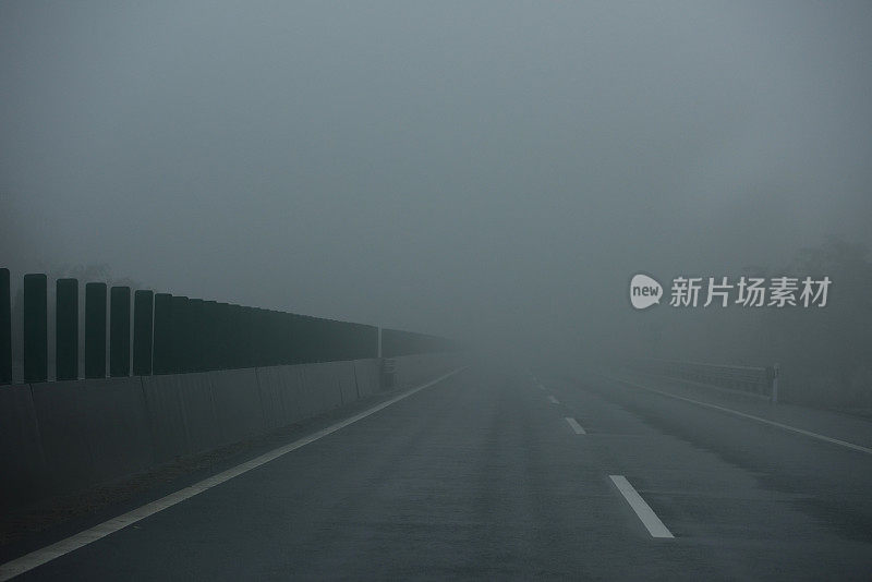 在高速公路的雨中