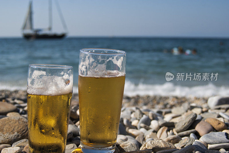 在海滩上喝啤酒