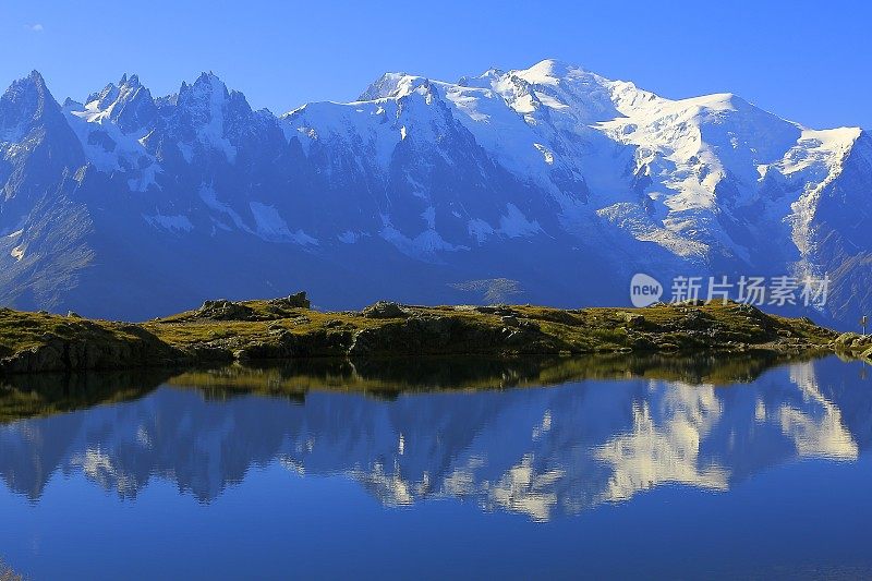 勃朗峰，田园诗般的瑞士切舍里湖倒影，夏蒙尼，法国阿尔卑斯山