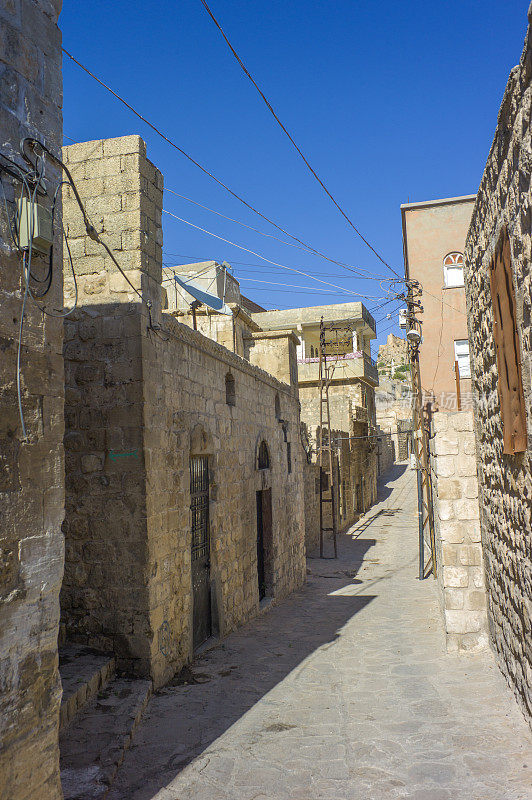 土耳其中东小镇马尔丁狭窄街道上的传统房屋