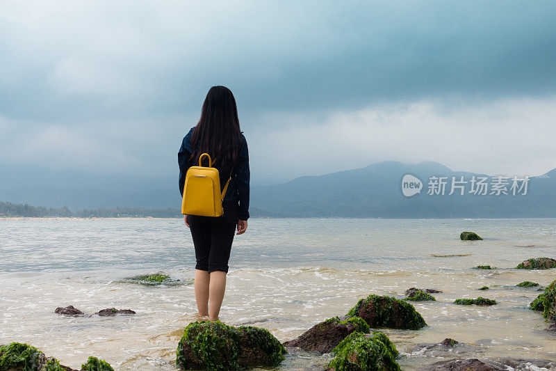 年轻女孩望着大海