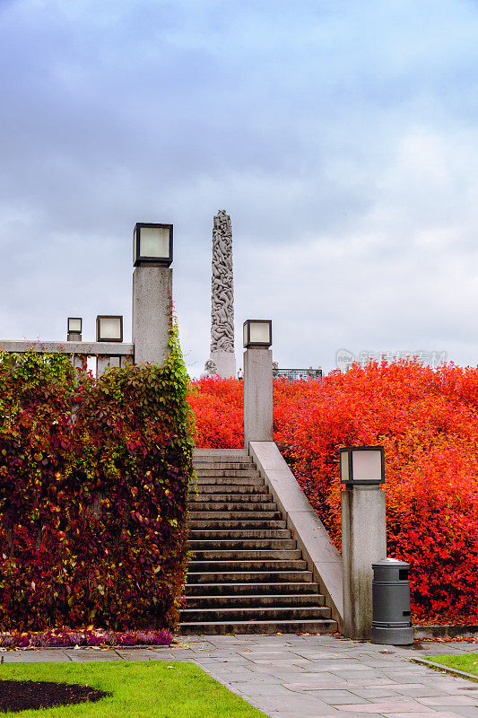 古斯塔夫维格兰公园的秋季色彩与巨石雕塑。