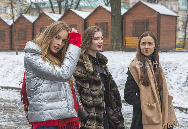 年轻的乌克兰女孩模特在乌克兰利沃夫公园散步
