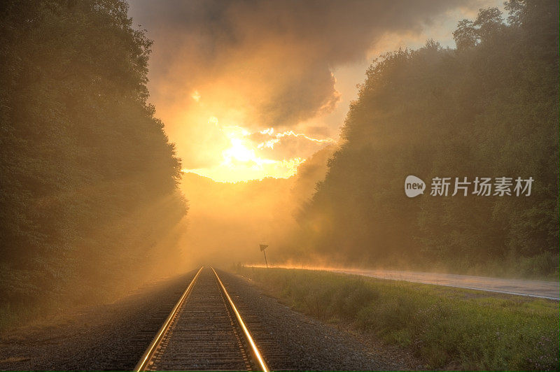 铁路轨道到日落HDR