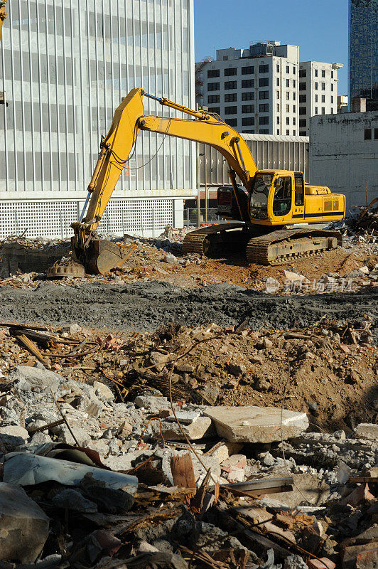 市区重建-工作中的挖土机