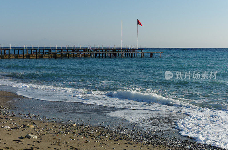 土耳其安塔利亚地中海边的空旷海滩