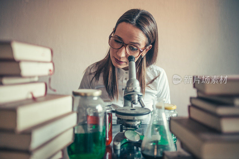 实验室里的疯女人化学家