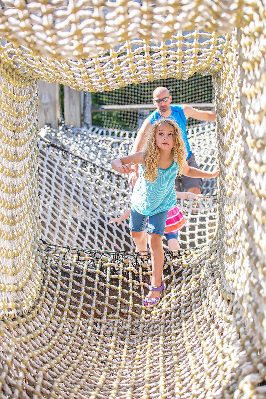 父亲和女儿在绳网操场