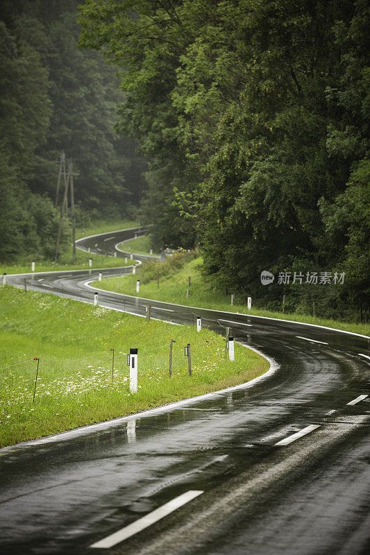 潮湿蜿蜒的山路在雨中