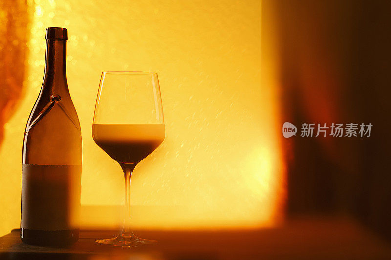 红酒瓶和时尚酒杯