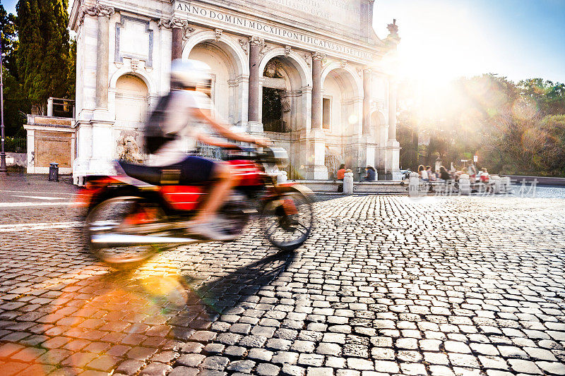 骑摩托车探索罗马——吉安尼科洛——意大利