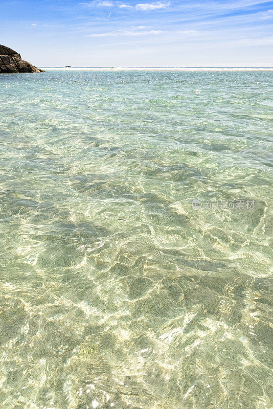 清澈的浅海，康沃尔南部海岸，佩德范德海滩