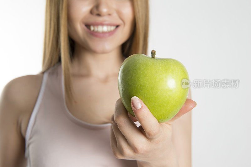 拿青苹果的女人