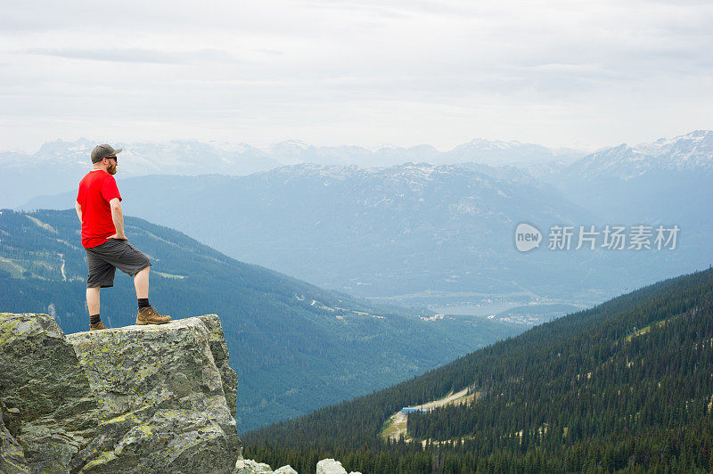 在BC州惠斯勒的黑梳山徒步旅行