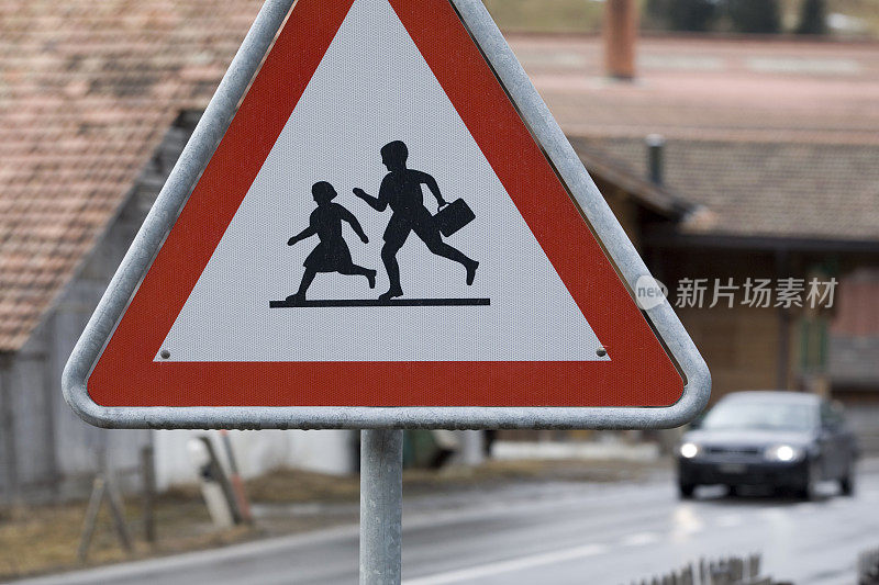 路边有警告学校孩子过马路的标志