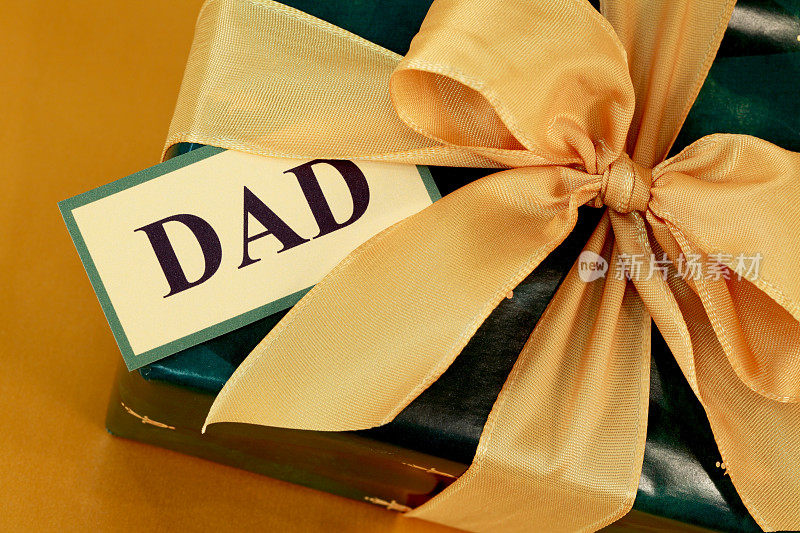 父亲节或生日礼物与金蝴蝶结的父亲