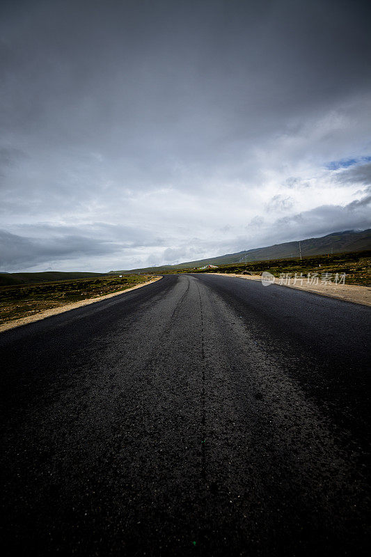 空无一人的道路