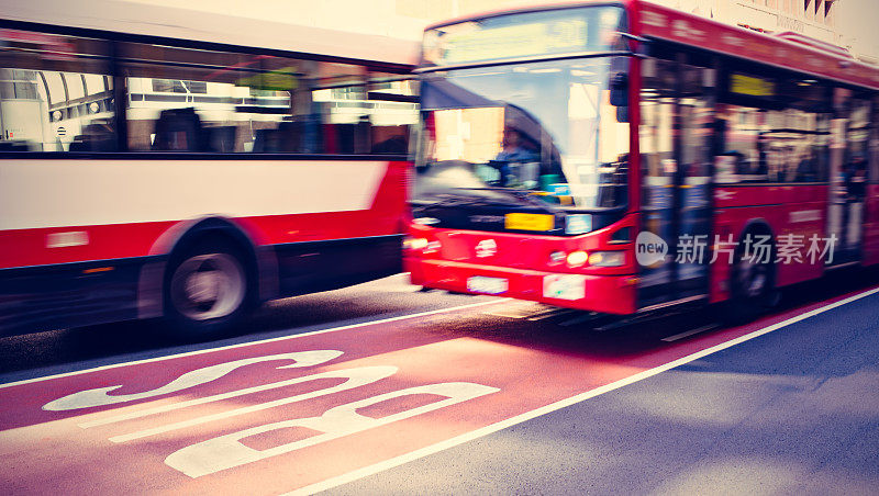 公共汽车在街上行驶
