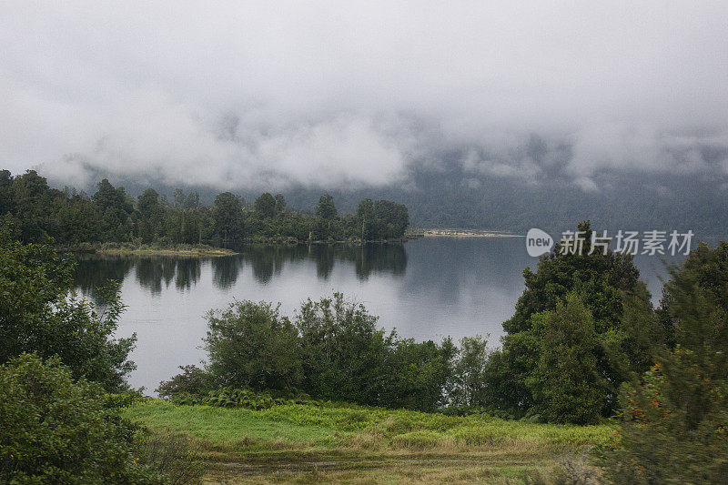 新西兰南阿尔卑斯山的一个湖