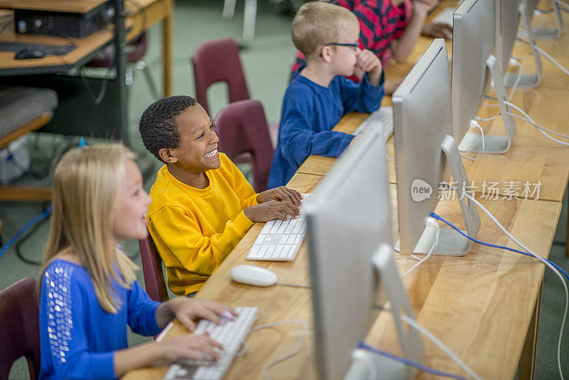 小学生在学校使用电脑
