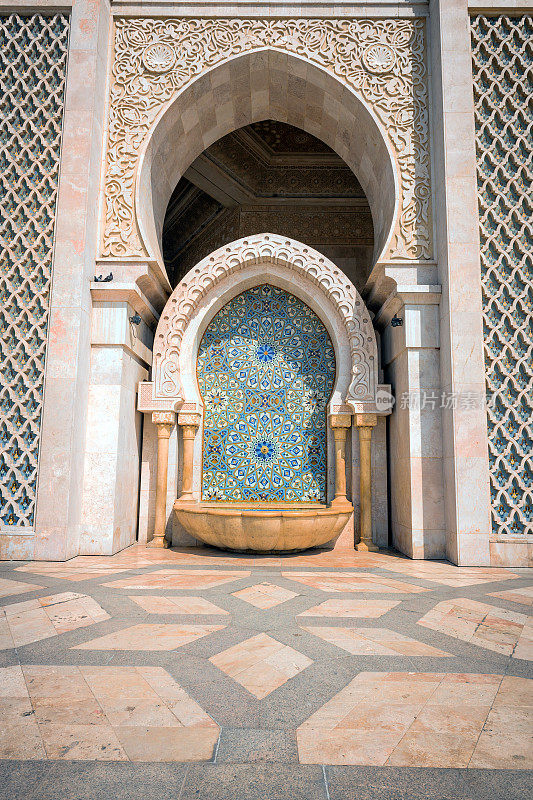 摩洛哥卡萨布兰卡哈桑二世清真寺前的喷泉。