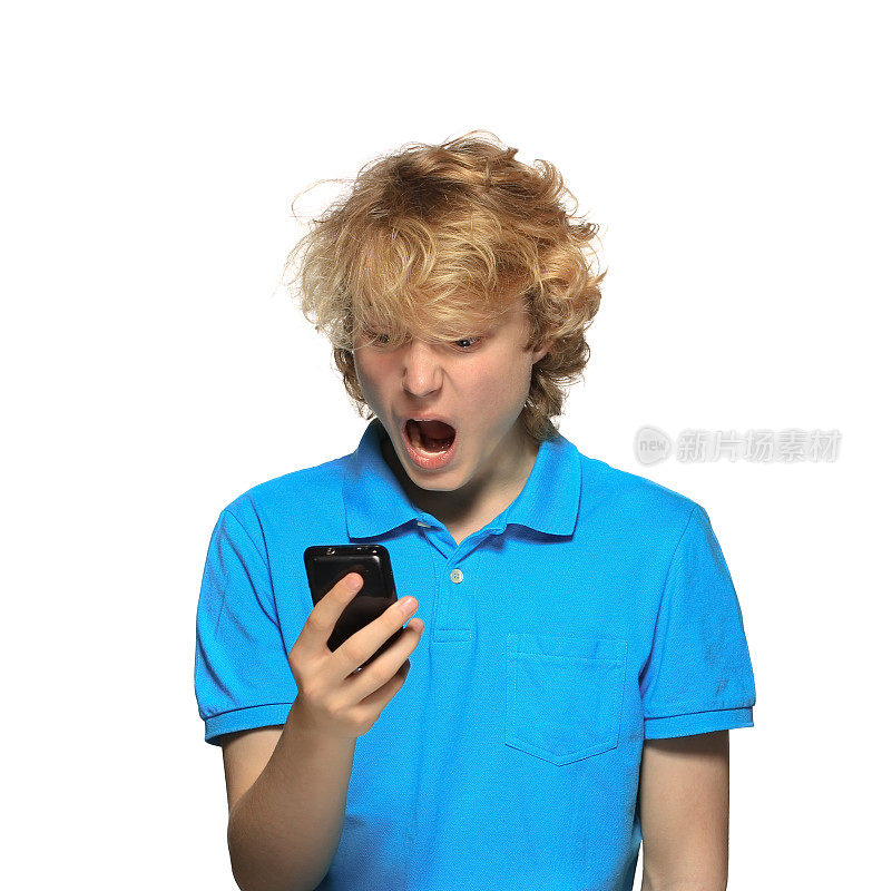 一名愤怒的少年在白色背景下拿着手机。