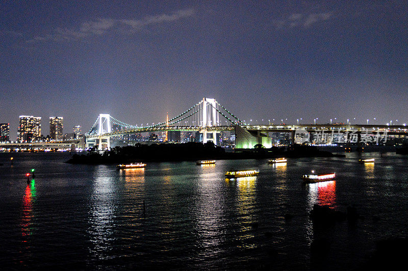 梦幻般的彩虹桥和东京湾